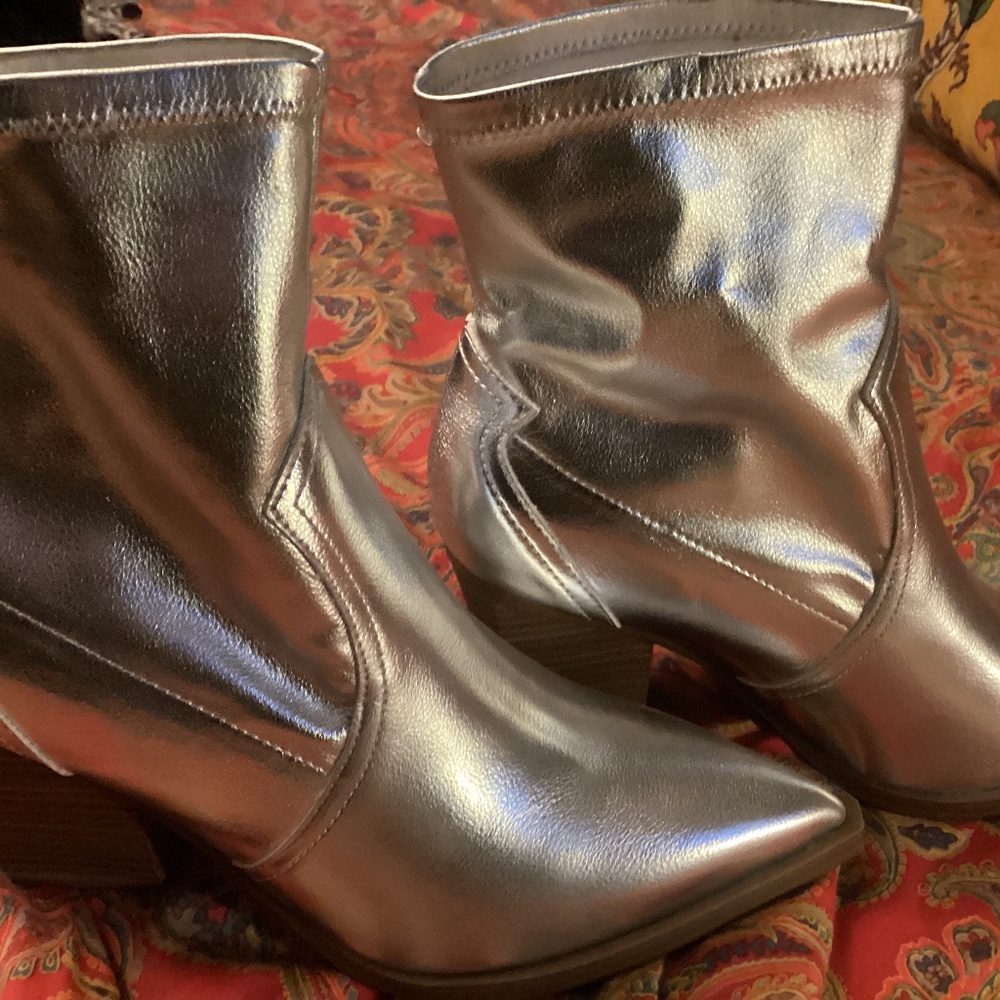 MIA size 9.5 in silver